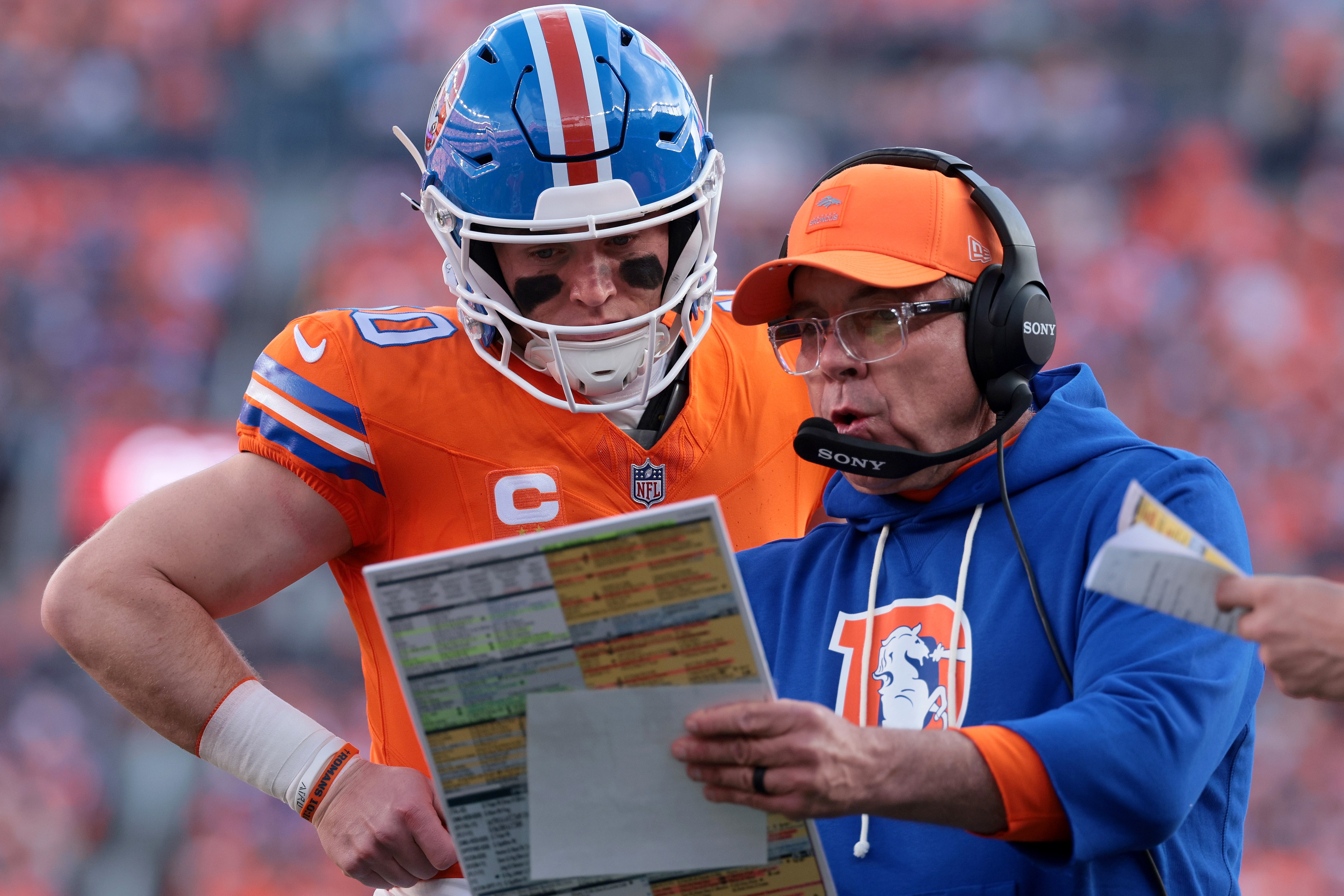 Bo Nix conversa com Sean Payton contra os Chargers em Denver, em 4 de janeiro de 2026.