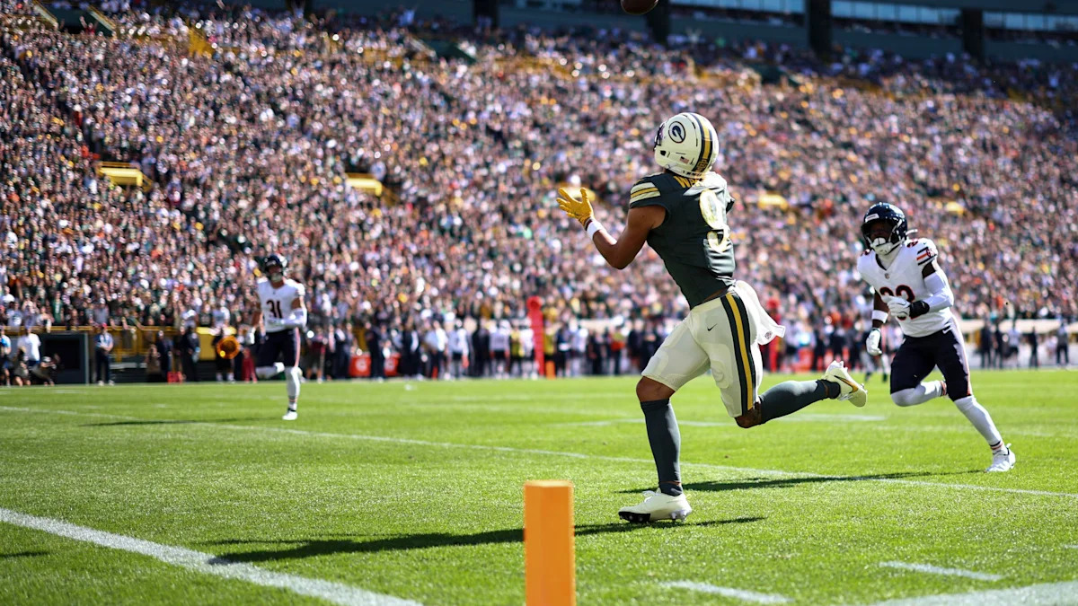 Christian Watson recebe um passe para touchdown contra Chicago em 11 de outubro de 2026.