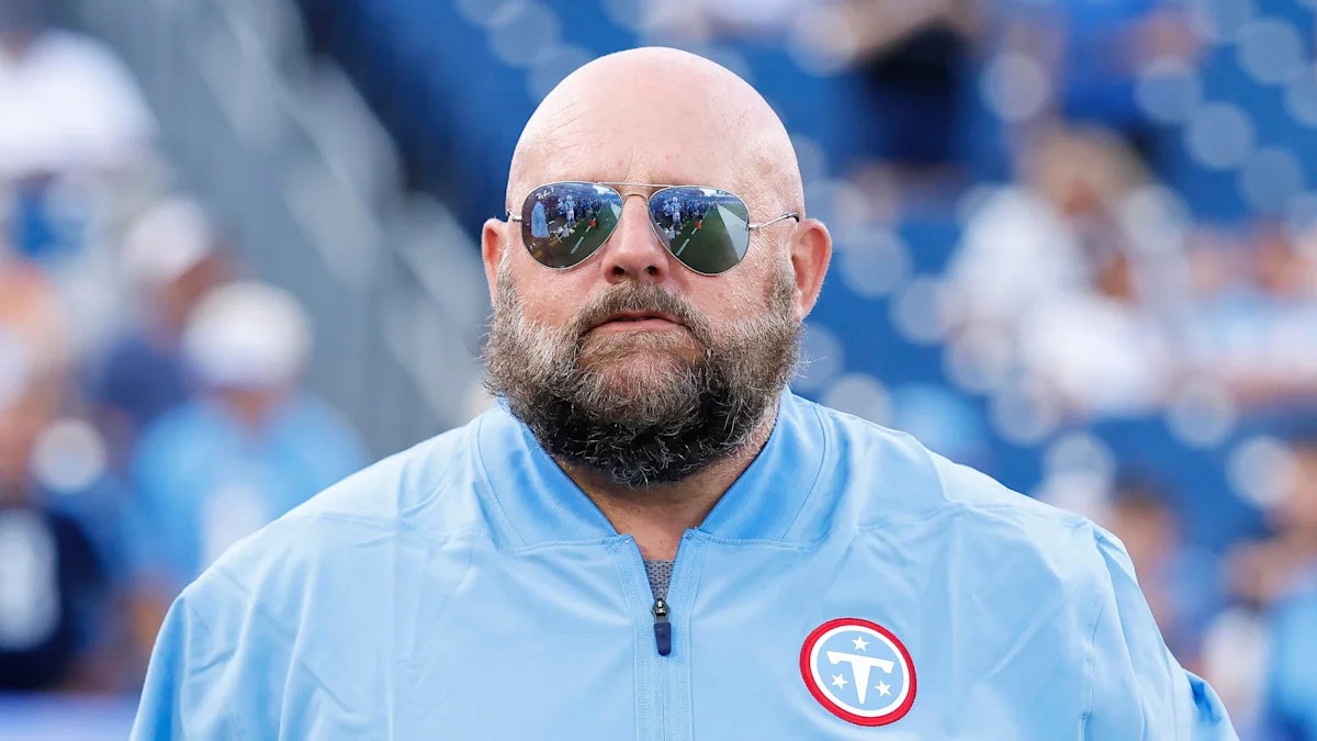 Brian Daboll durante a pré-temporada dos Titans, em 23 de agosto de 2026.
