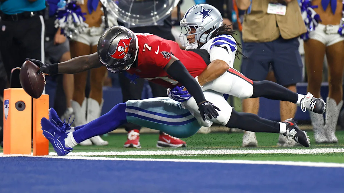 Bucky Irving mergulha para um touchdown contra os Cowboys.