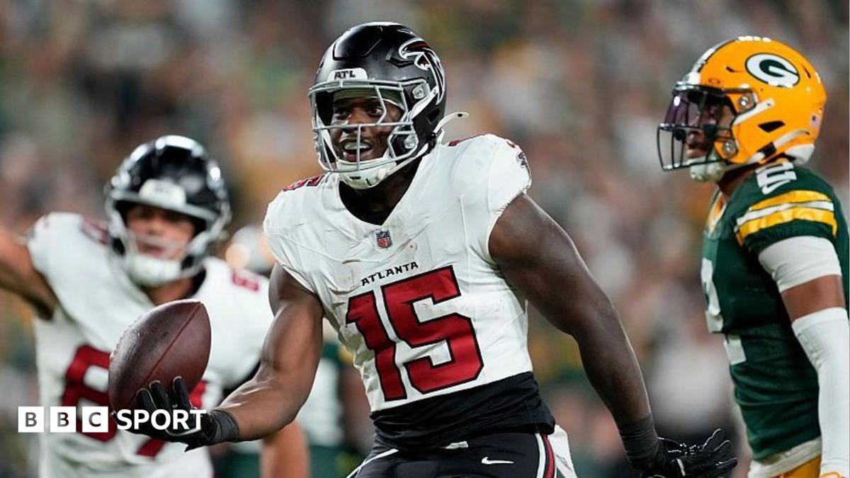 Brian Robinson Jr. comemora um touchdown do Atlanta Falcons