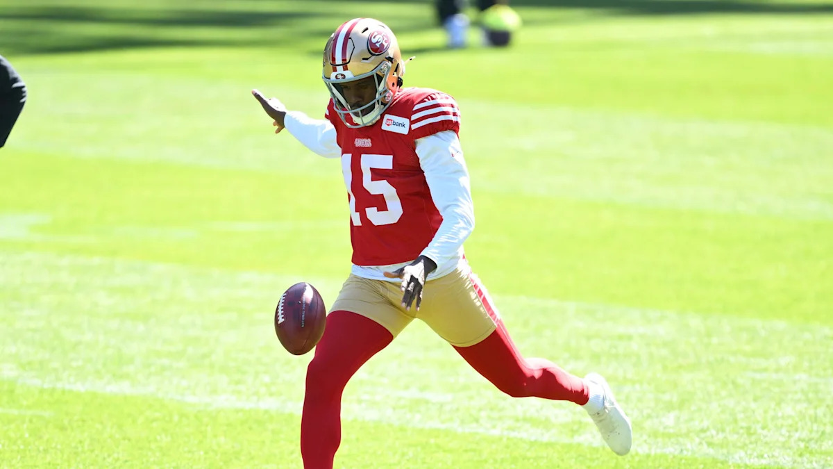 Corliss Waitman executa um punt pelo Arizona Cardinals.