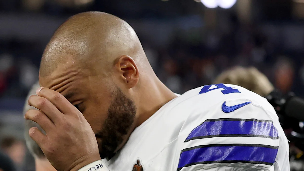 Dak Prescott, do Dallas Cowboys, com a mão no rosto.