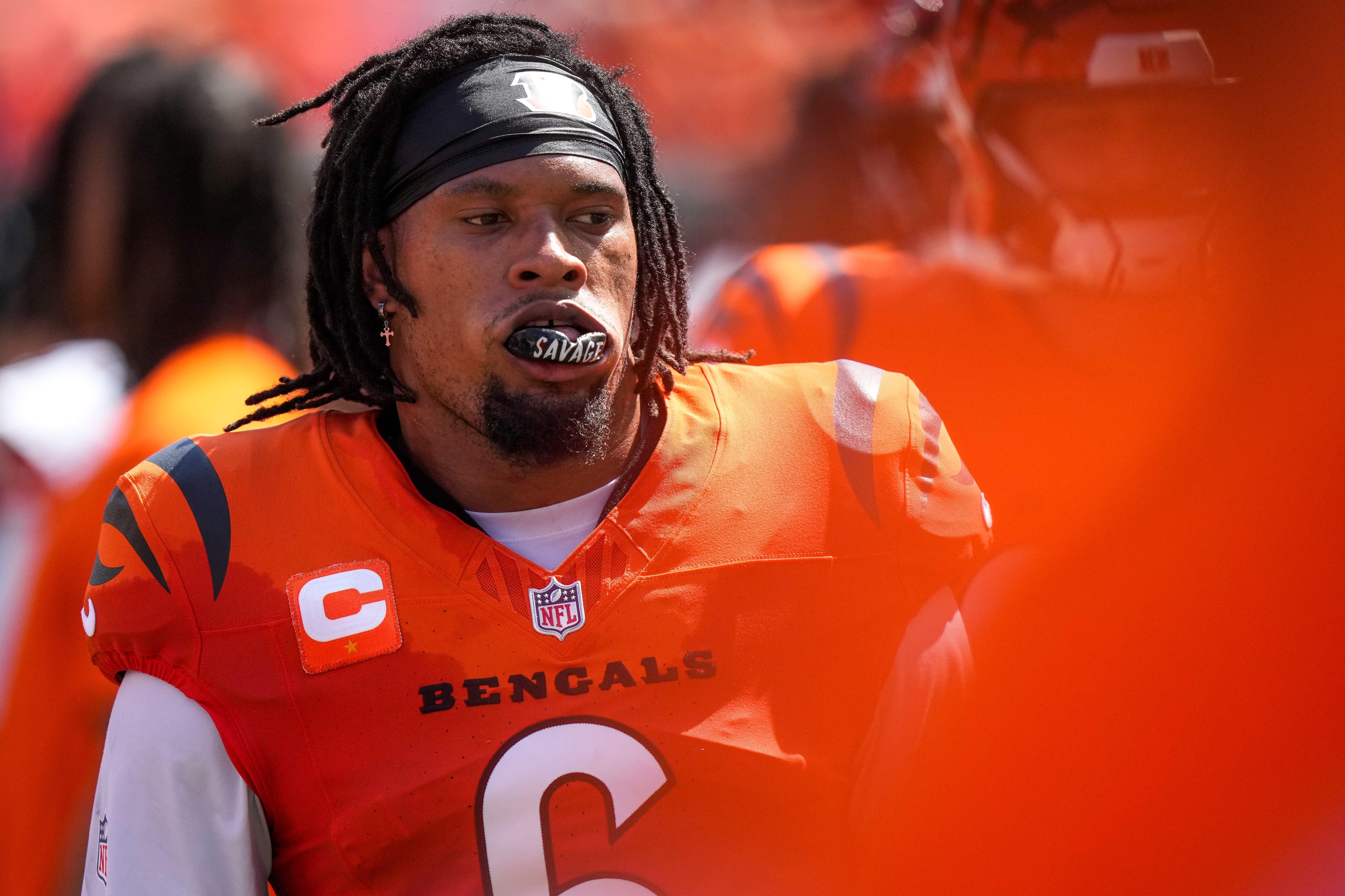 Bryan Cook, do Cincinnati Bengals, à beira do campo.