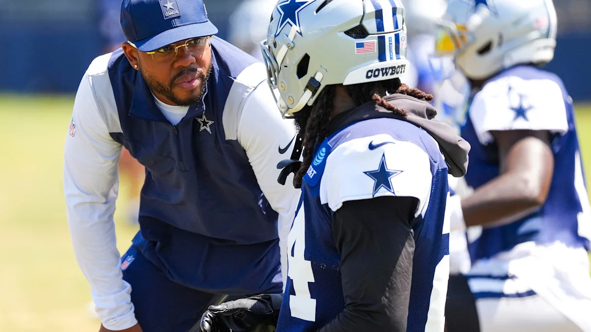 Comissão técnica e jogadores dos Cowboys durante partida.