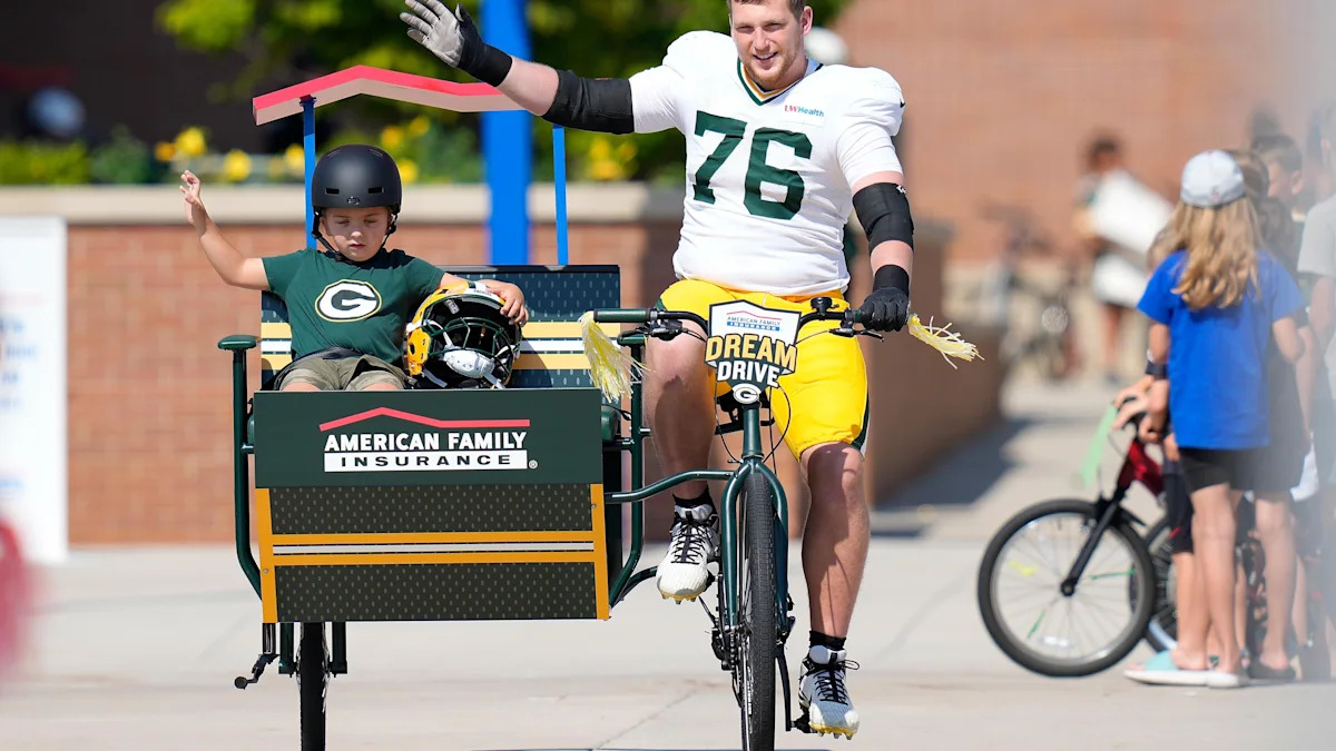 Josh Gesky vai de bicicleta a um treino.