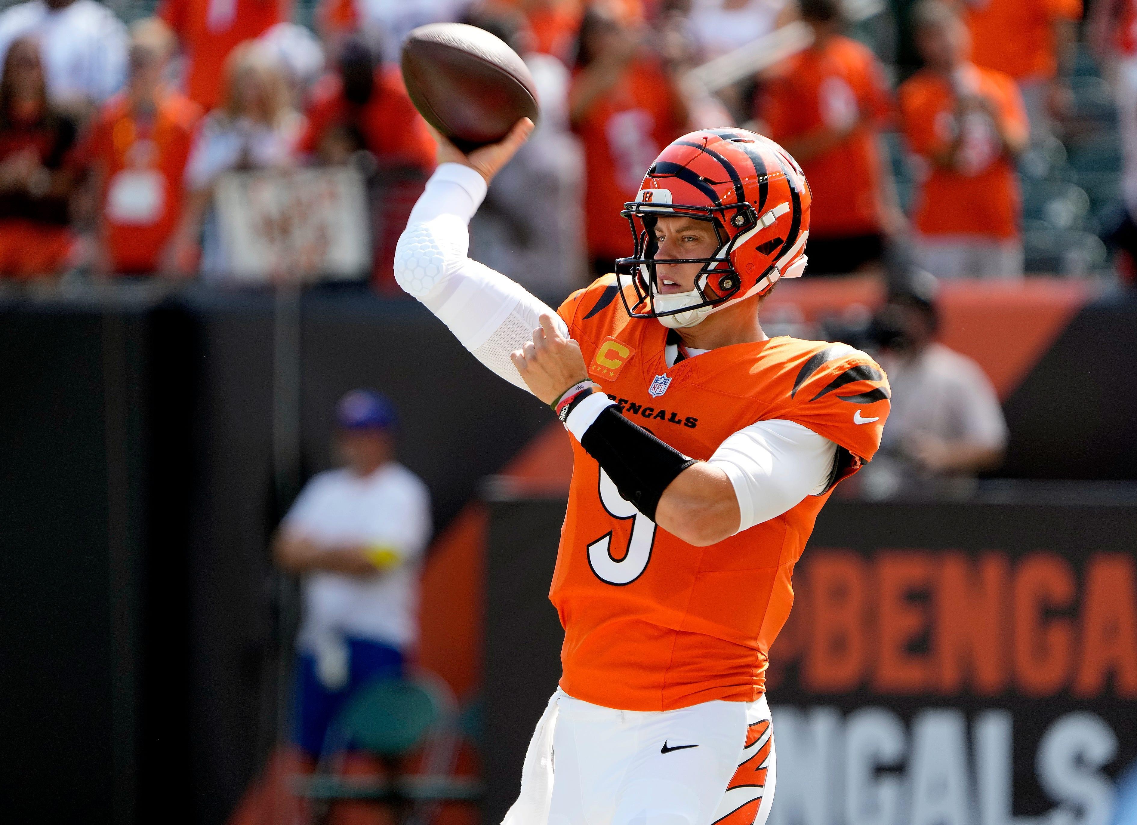 Joe Burrow prepara um passe com o uniforme dos Bengals.