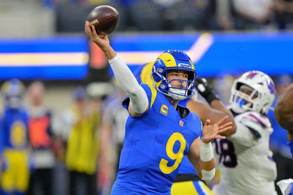 Matthew Stafford lança pelo Los Angeles Rams; imagem ilustrativa das projeções de fantasy.