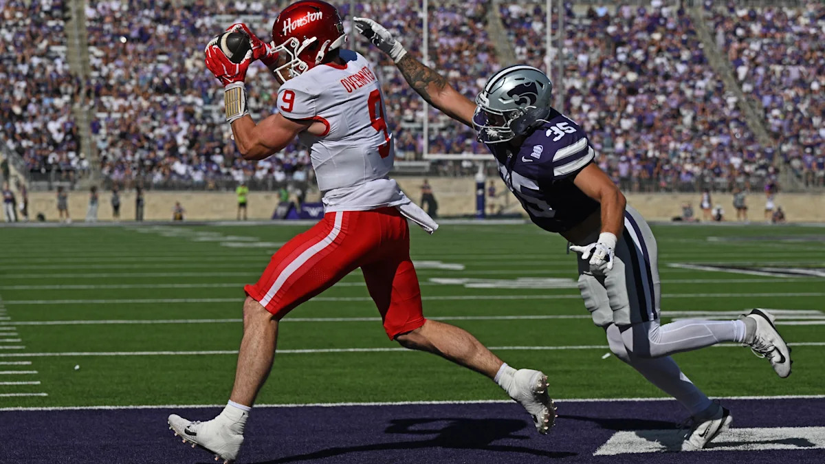 Patrick Overmyer recebe um touchdown diante de Gabe Powers em 10 de outubro de 2026.