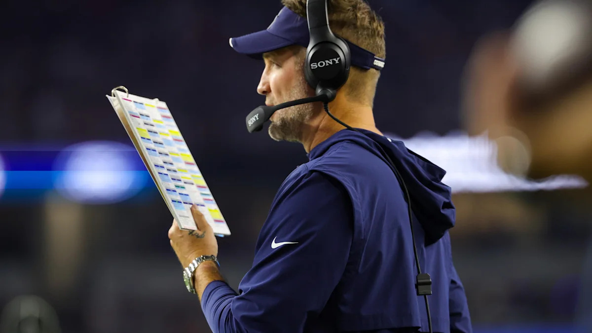 Brian Schottenheimer acompanha Dallas contra Tampa Bay em 8 de outubro de 2026.