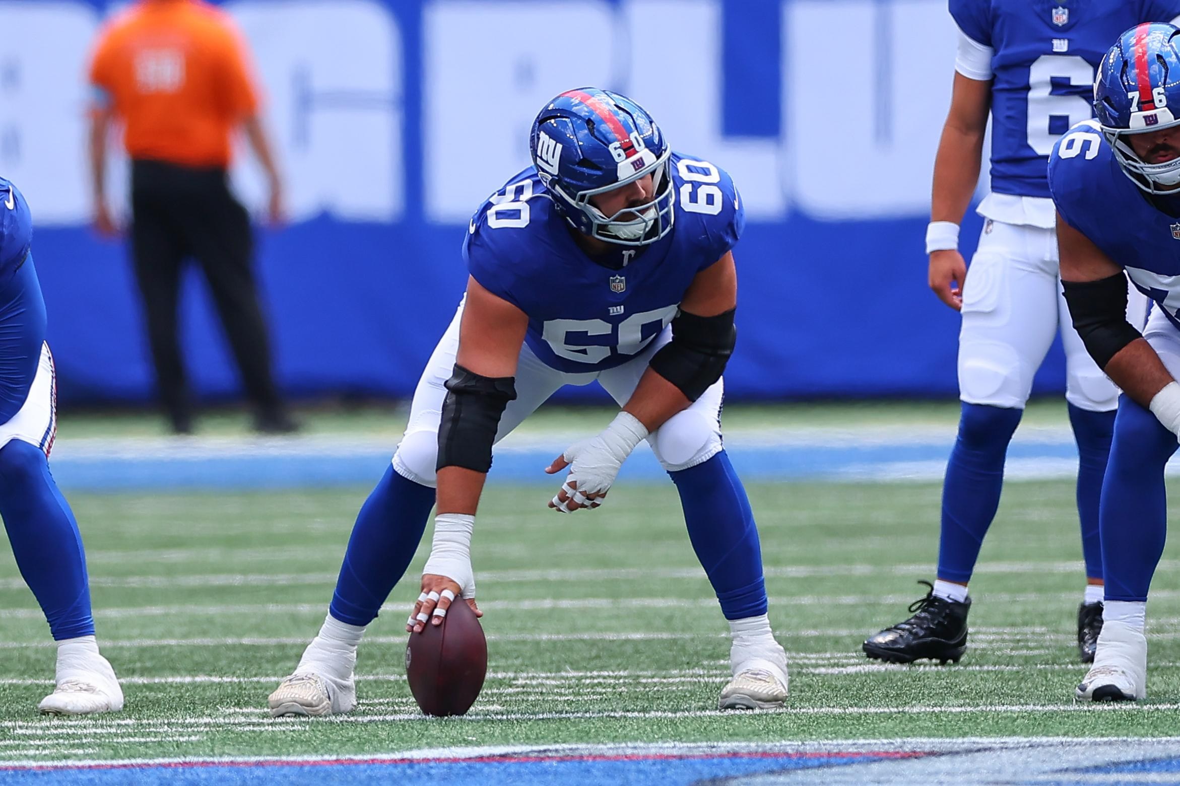 Bryan Hudson se posiciona como center dos Giants.