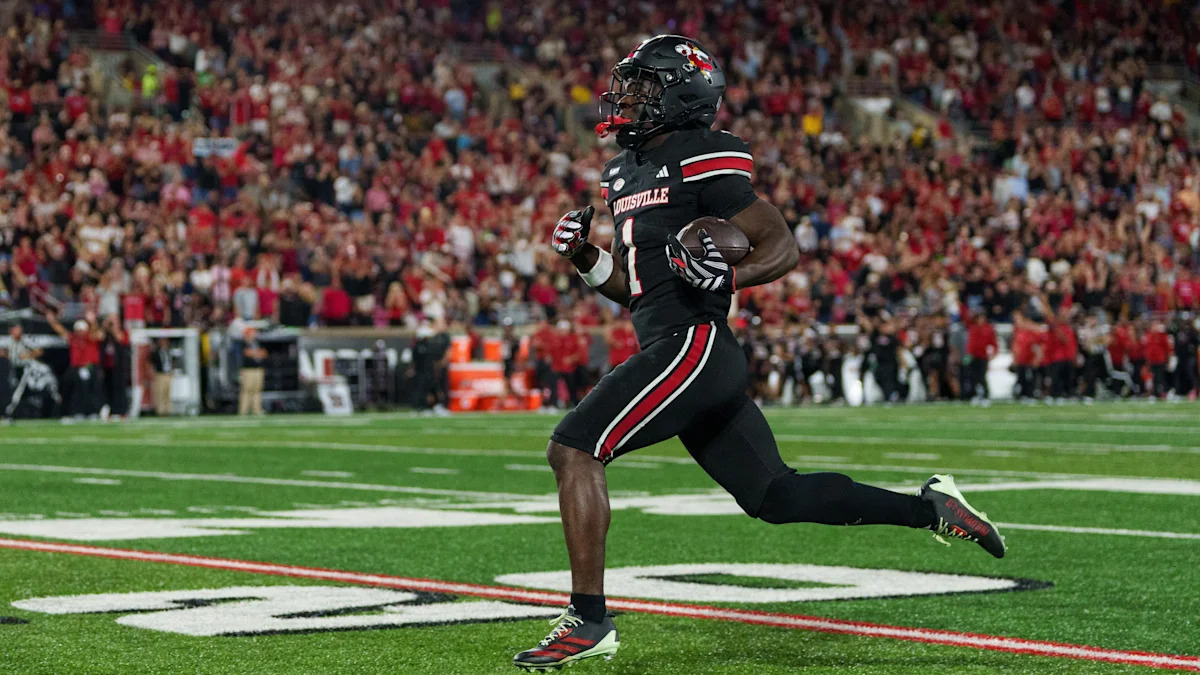 Isaac Brown marca um touchdown contra Florida State em 9 de outubro de 2026.