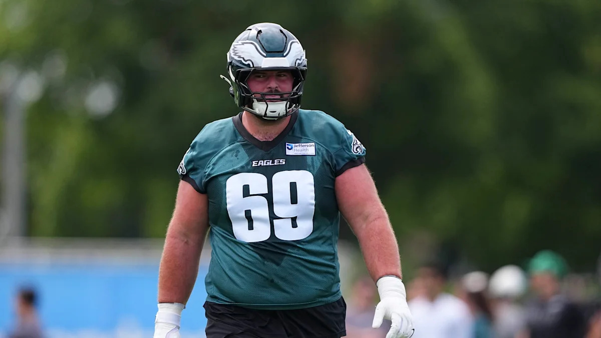 Landon Dickerson durante treino do Philadelphia Eagles.