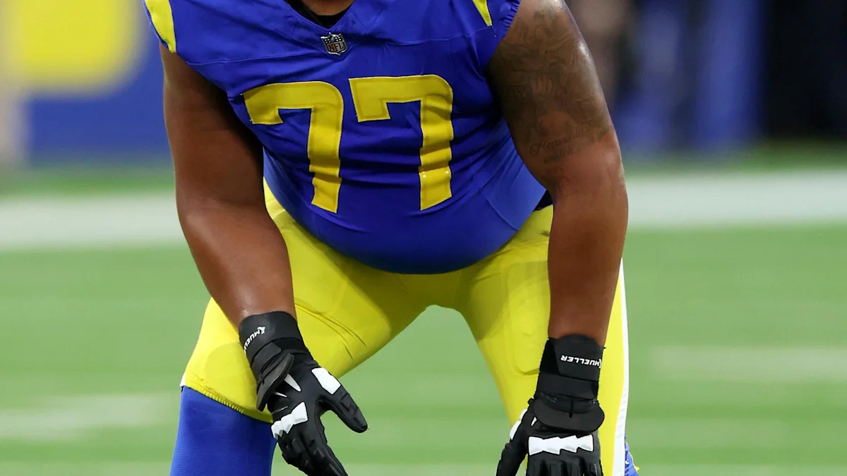 Alaric Jackson em campo contra os Bills em 12 de outubro de 2026.