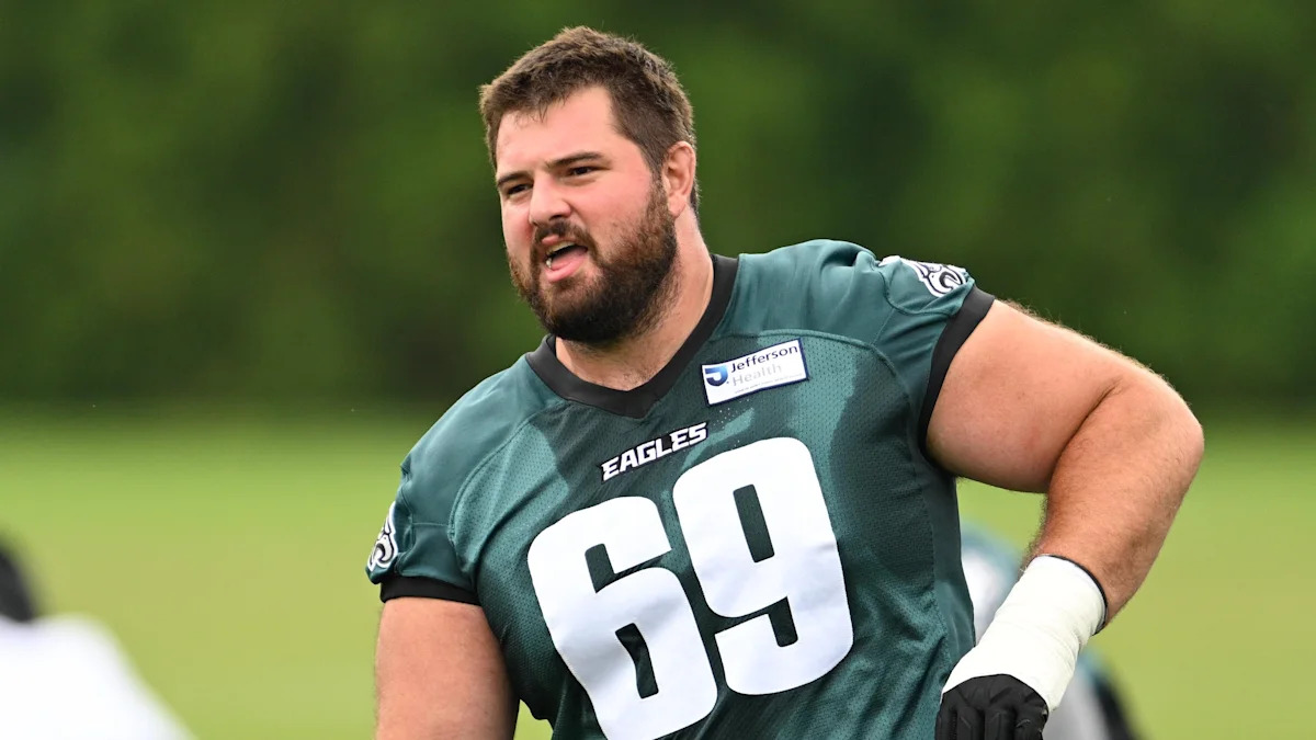 Landon Dickerson durante o minicamp dos Eagles em 10 de junho de 2026; imagem do contexto das janelas de retorno.