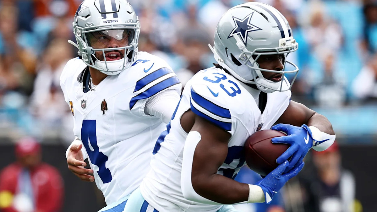 Javonte Williams corre com a bola pelo Dallas Cowboys.