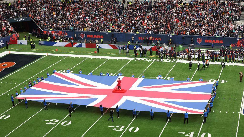 Bandeira do Reino Unido no gramado do Tottenham Hotspur Stadium