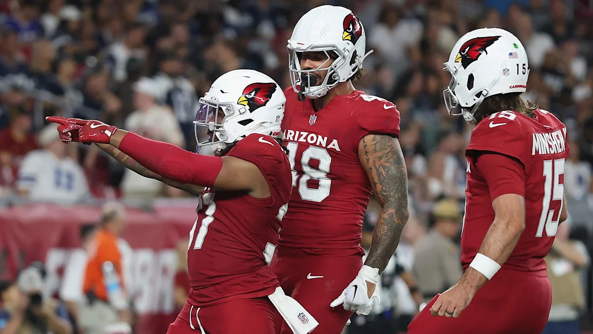 Shawn Bowman comemora com companheiros dos Cardinals durante a pré-temporada de 2026.
