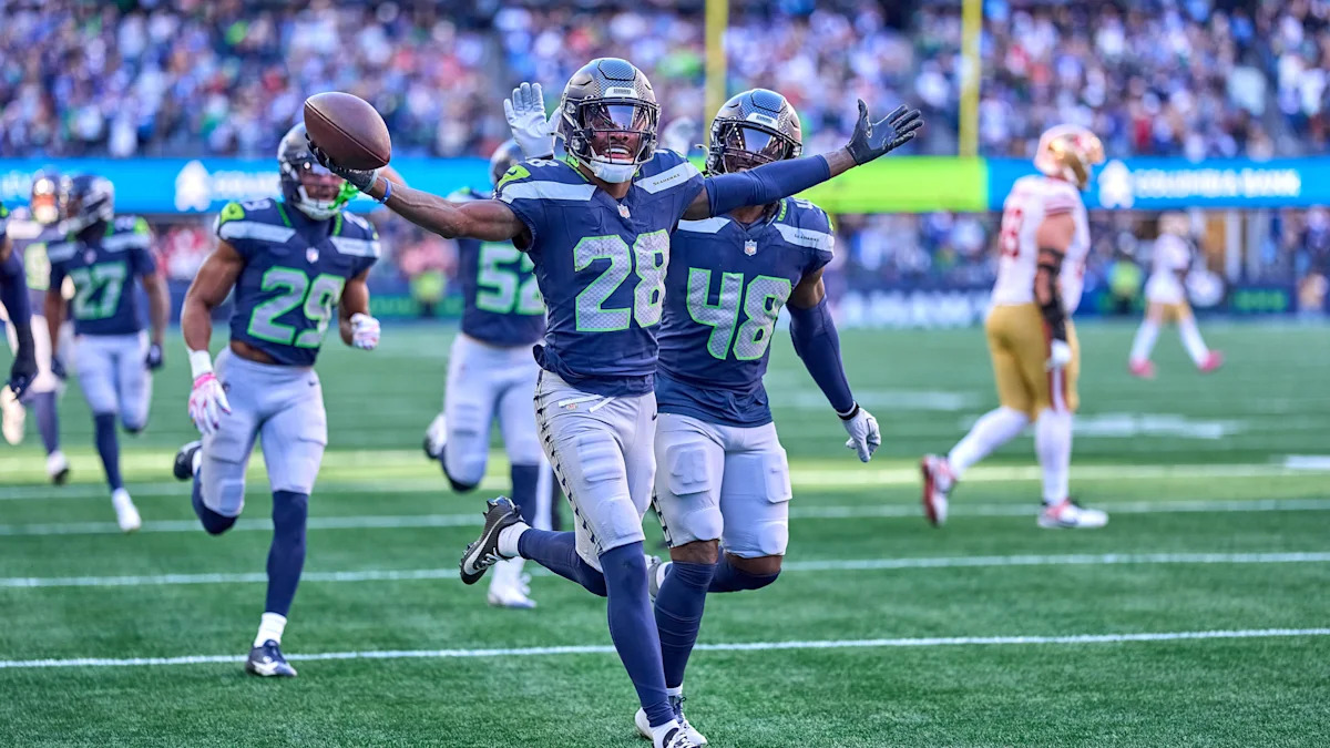 Jogadores do Seattle Seahawks comemoram em campo.