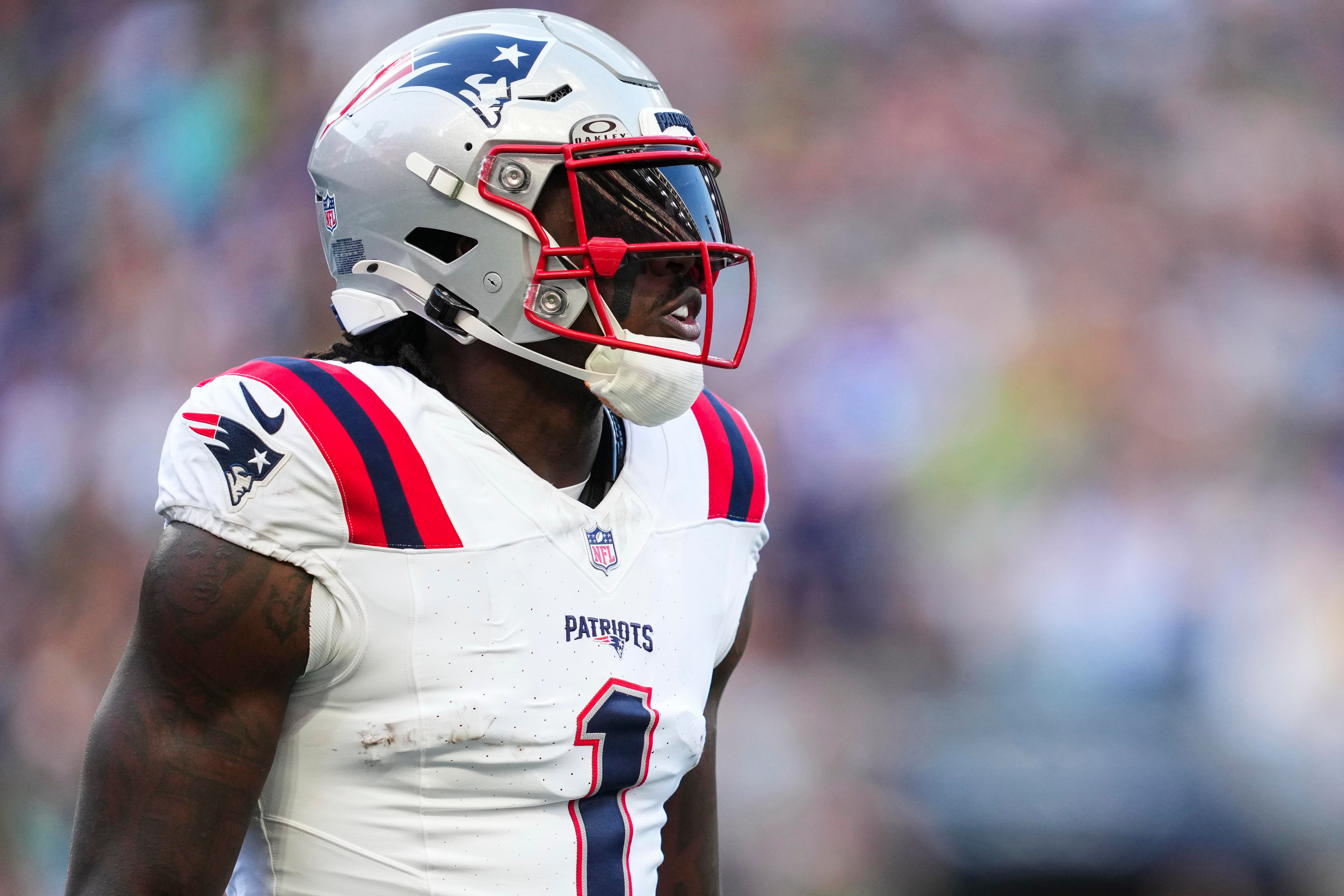 Wide receiver dos Patriots com uniforme branco.