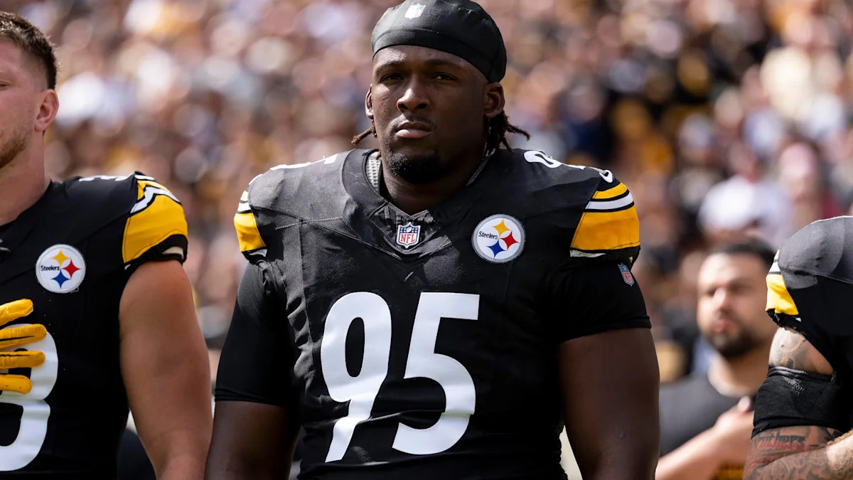 Keeanu Benton antes de uma partida do Pittsburgh Steelers.