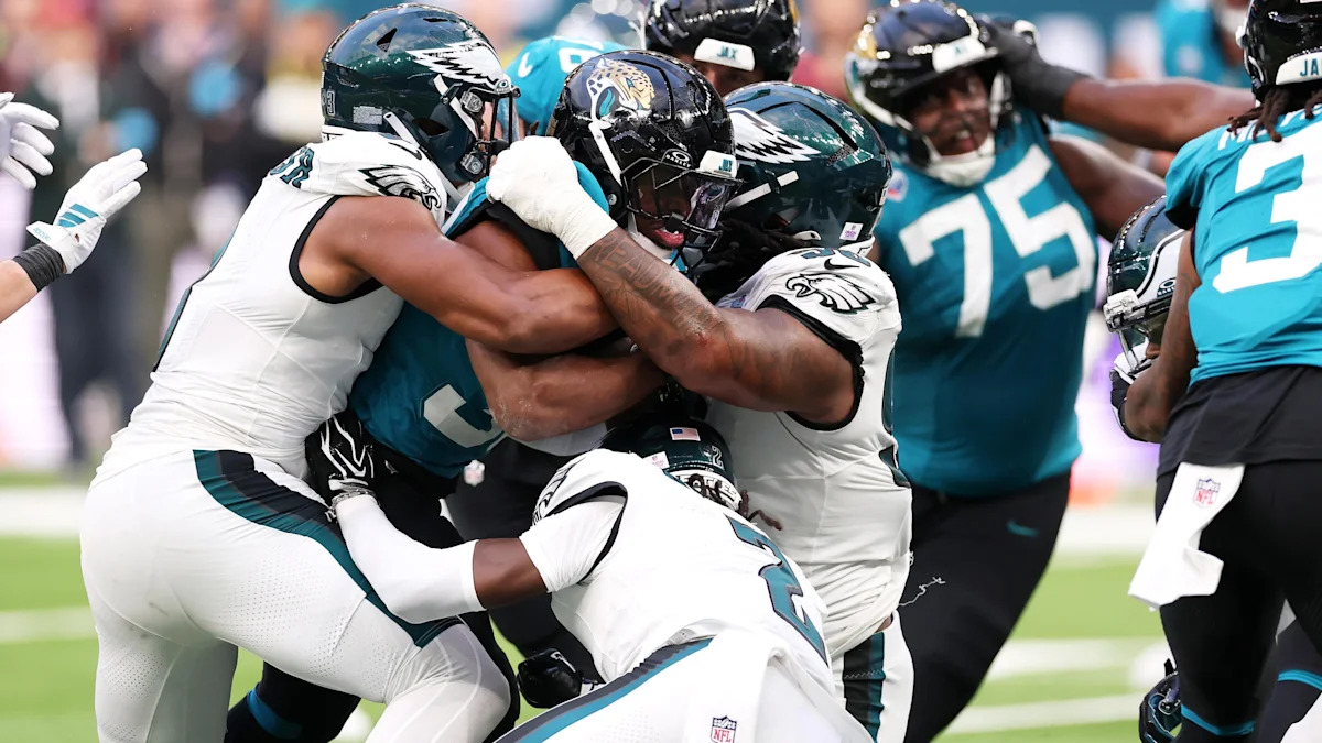 Bhayshul Tuten é parado pela defesa dos Eagles em Londres, em 11 de outubro de 2026.