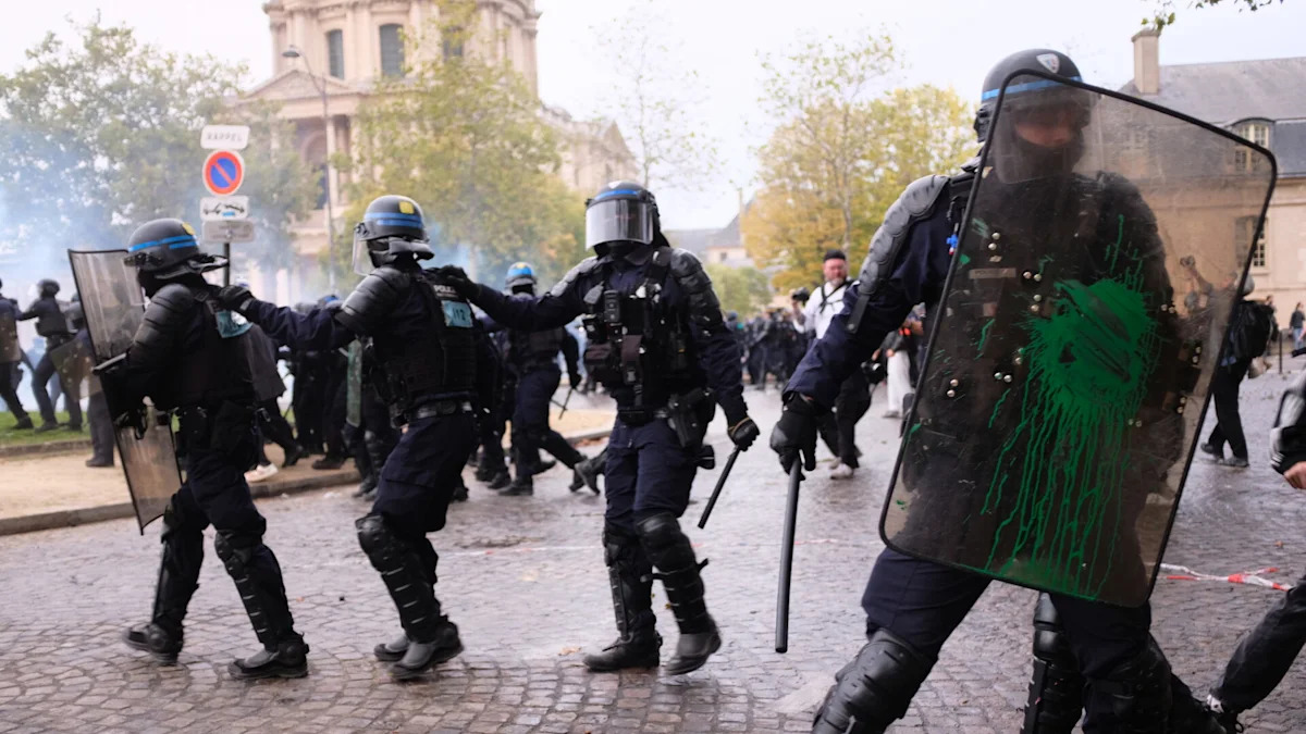 Policiais em Paris; imagem ilustrativa do contexto da preparação para o jogo da NFL.