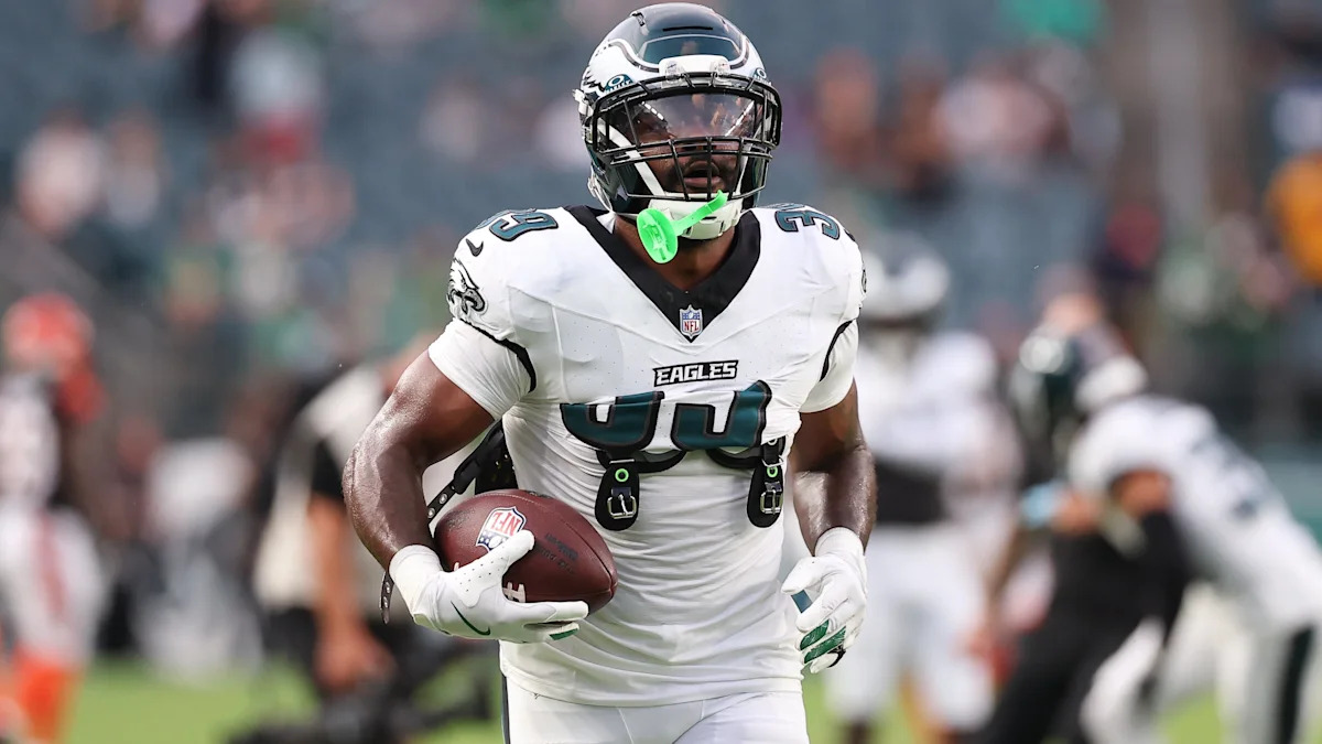 Dameon Pierce carrega a bola durante uma atividade dos Eagles.