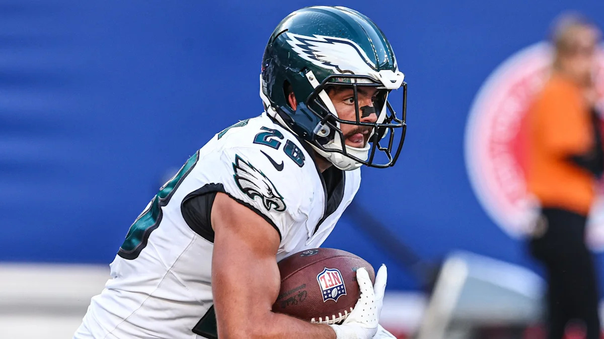 Will Shipley com a bola em uma atividade dos Eagles.