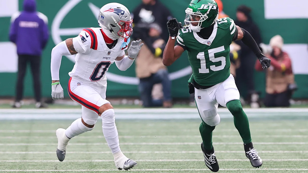 Adonai Mitchell e Christian Gonzalez durante Jets–Patriots em 28 de dezembro de 2025.