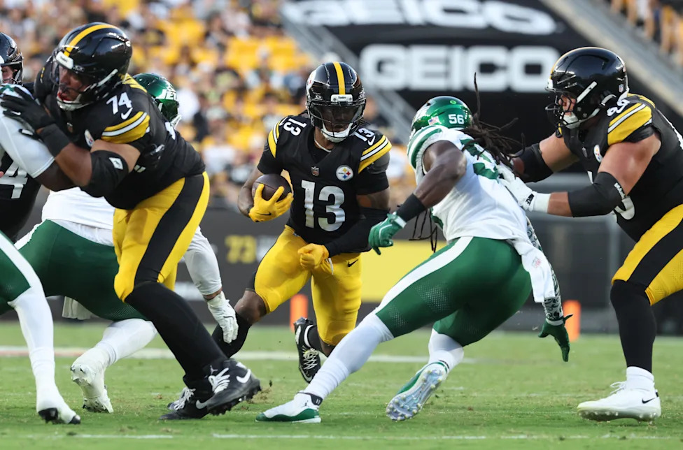Rico Dowdle recebe a bola pelo Pittsburgh Steelers.