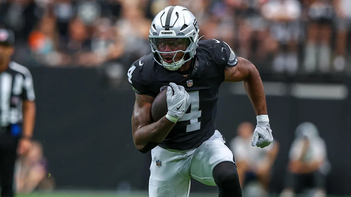 Mike Washington Jr. com a bola pelo Las Vegas Raiders.
