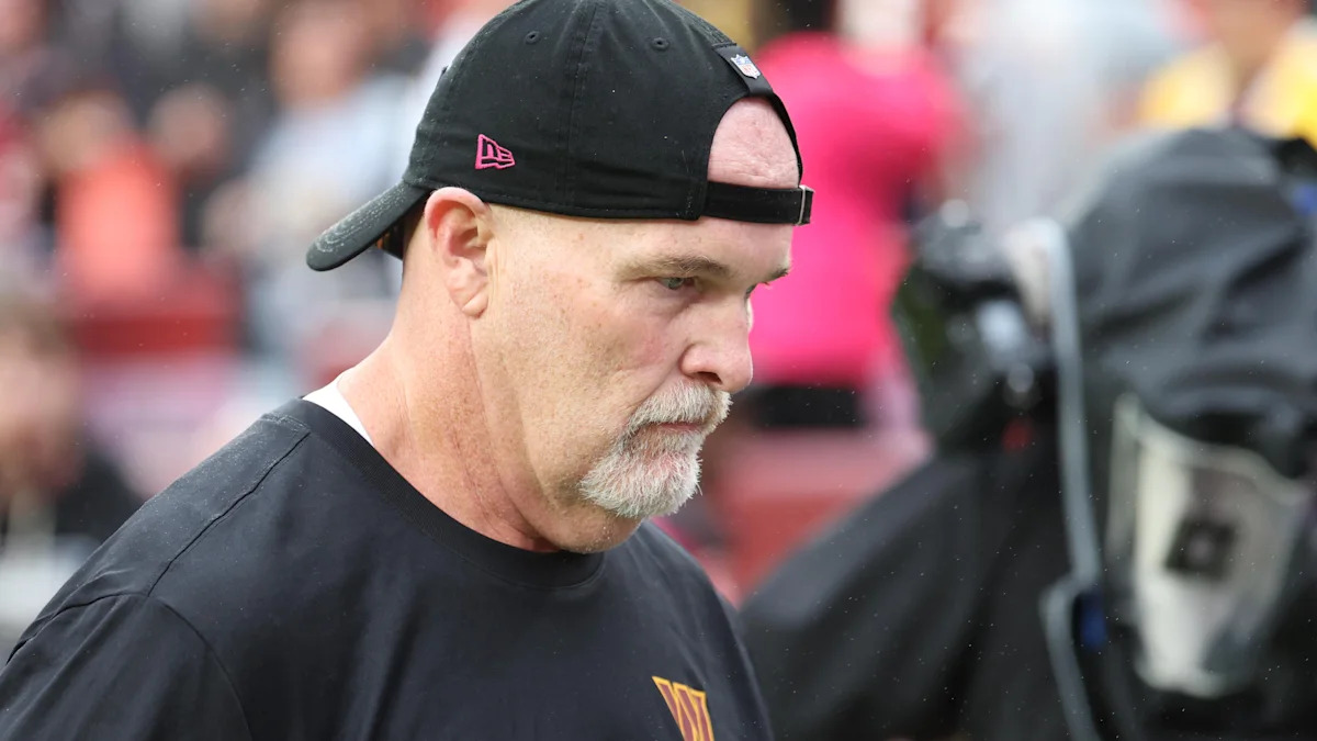 Dan Quinn durante atividade do Washington Commanders.
