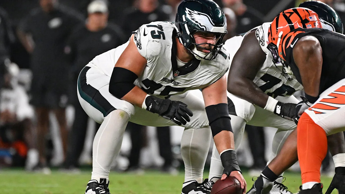 Jake Majors se posiciona na linha ofensiva dos Eagles.