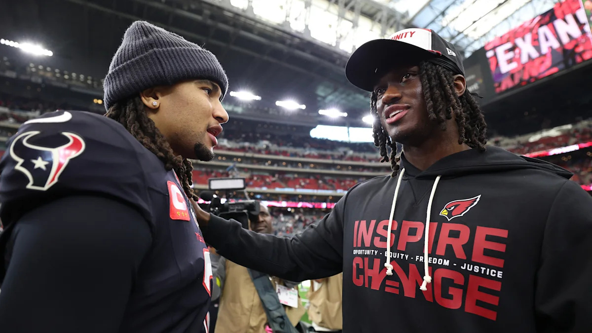 C.J. Stroud e Marvin Harrison Jr. conversam; imagem do reencontro dos ex-companheiros de Ohio State.