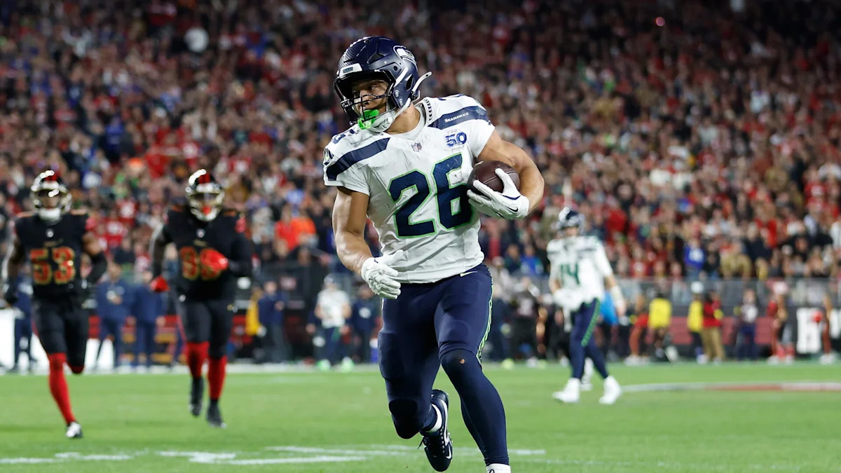 Zach Charbonnet em ação pelo Seattle Seahawks.
