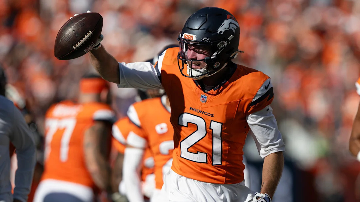 Riley Moss em campo pelo Denver Broncos.