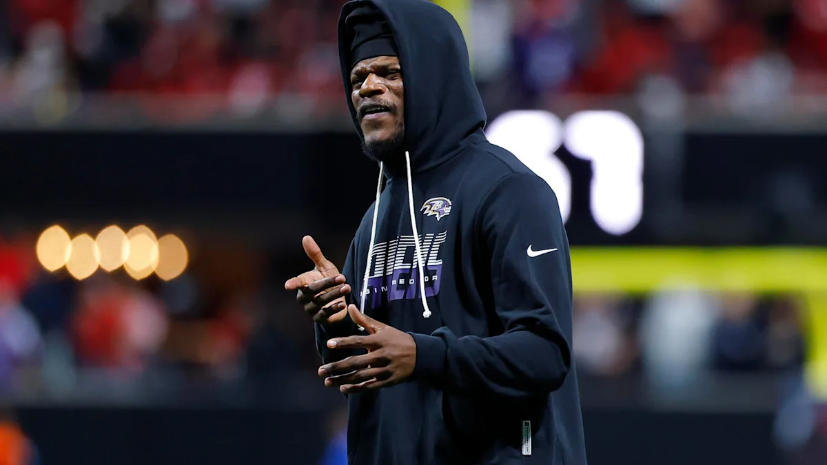 Lamar Jackson durante atividade do Baltimore Ravens.