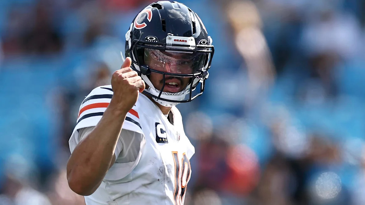 Caleb Williams com uniforme do Chicago Bears; imagem ilustrativa do boletim.