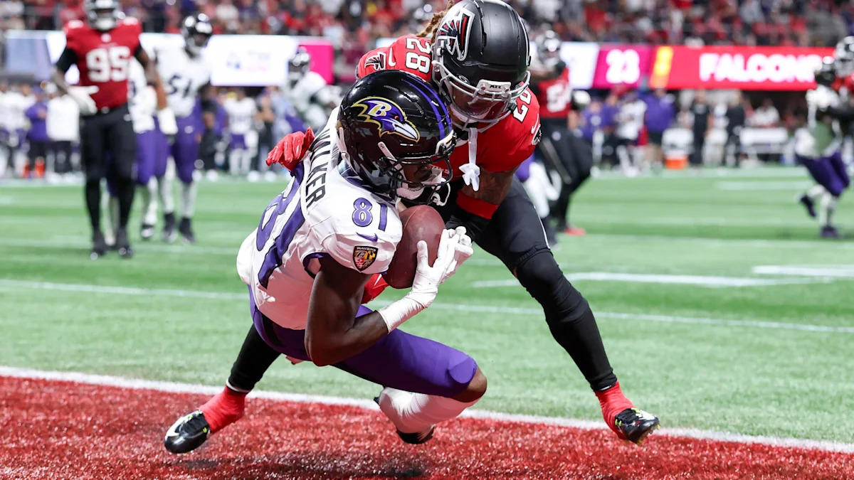 Devontez Walker recebe um touchdown diante de Mike Ford Jr. em 11 de outubro de 2026.