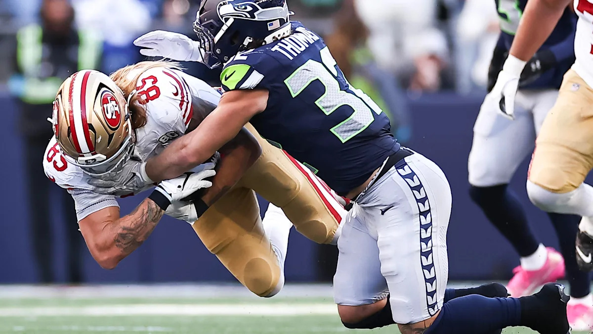 Drake Thomas participa de um tackle pelo Seattle Seahawks.