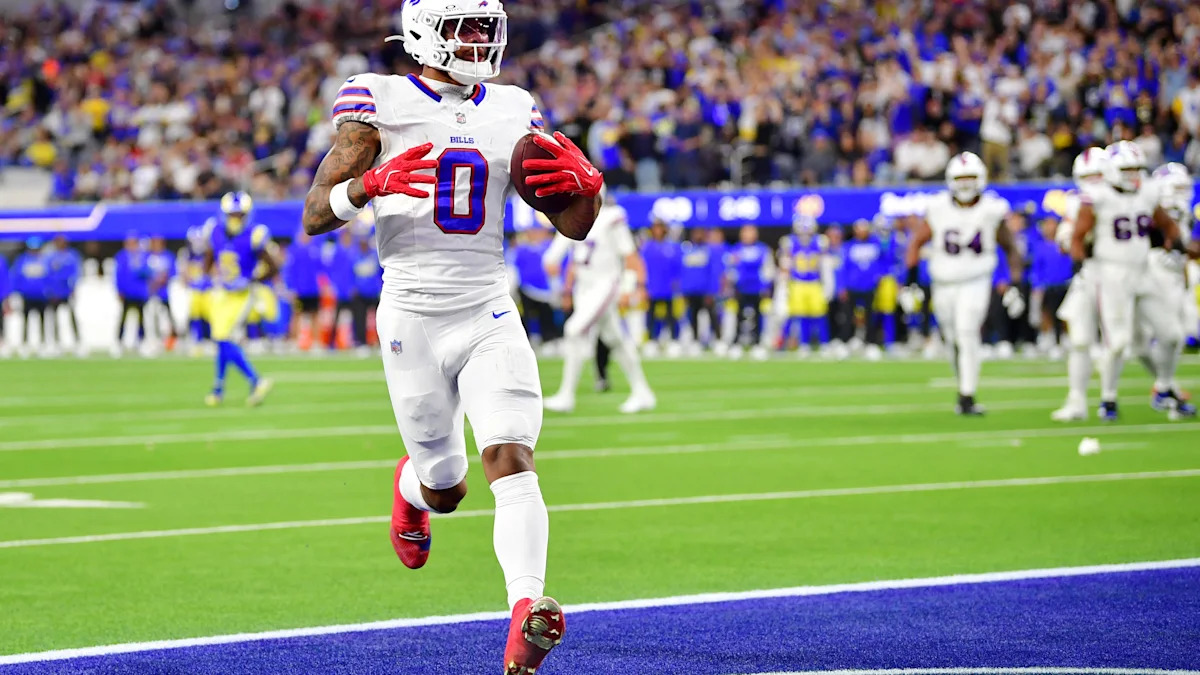 Keon Coleman recebe a bola na end zone pelo Buffalo Bills.
