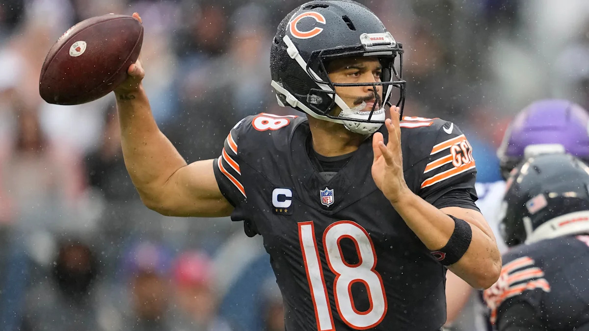 Caleb Williams com uniforme do Chicago Bears; imagem ilustrativa da participação no filme do Hallmark.