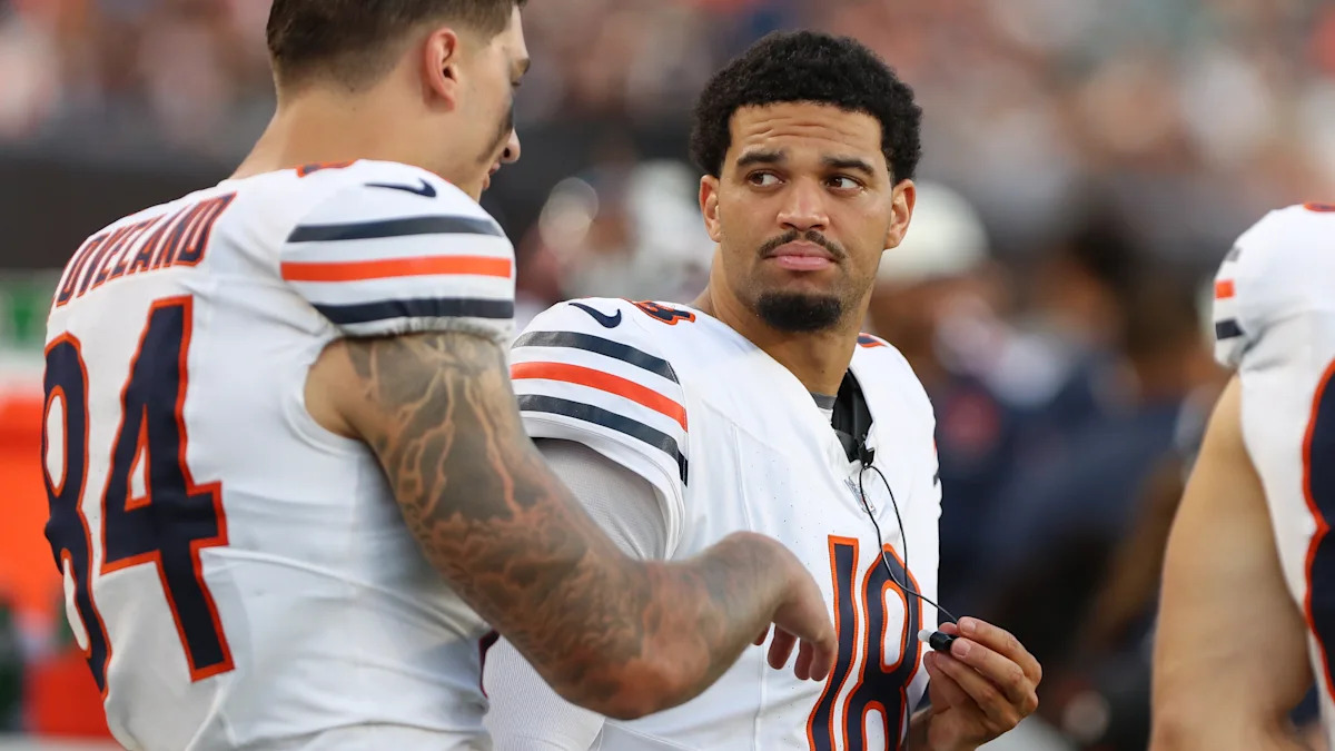 Caleb Williams conversa com um companheiro dos Bears; imagem ilustrativa da análise de fantasy.