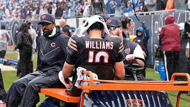Caleb Williams deixa o campo de carrinho após se lesionar em jogo do Chicago Bears
