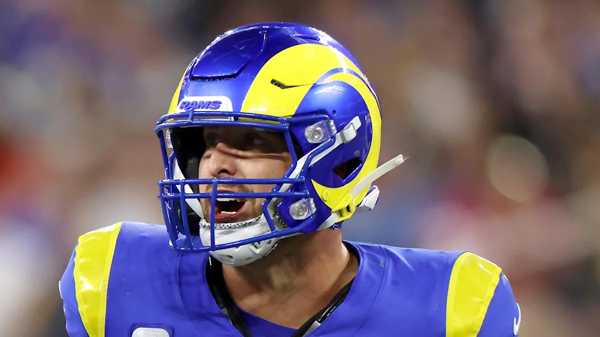 Nate Landman com uniforme do Los Angeles Rams.