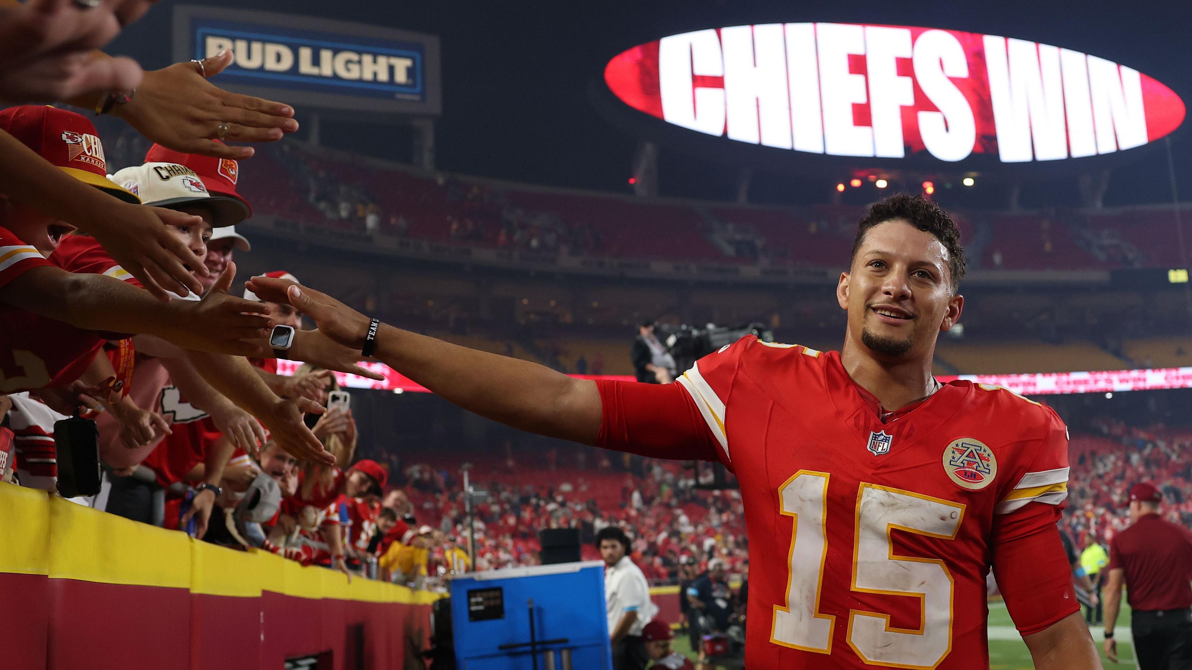 Patrick Mahomes comemora uma vitória do Kansas City Chiefs