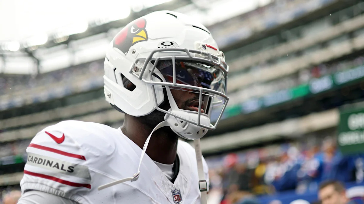 Jeremiyah Love com uniforme e capacete do Arizona Cardinals.