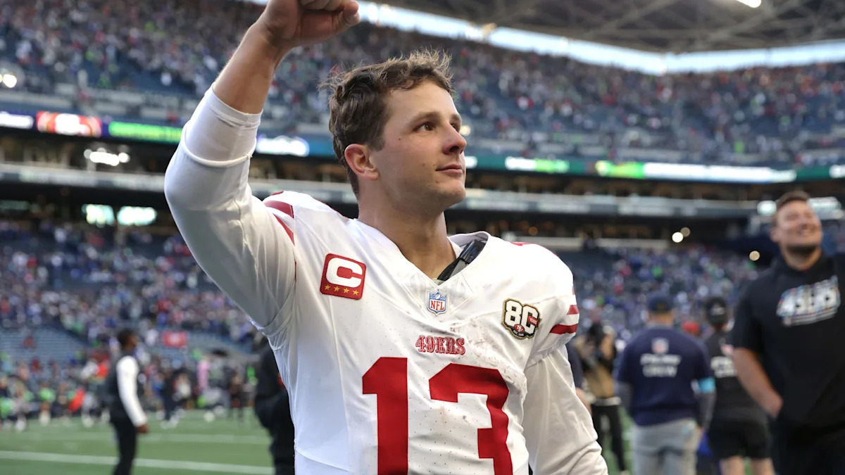 Brock Purdy cumprimenta torcedores dos 49ers após partida em Seattle.