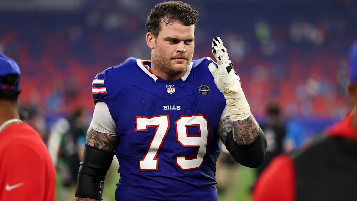 Spencer Brown deixa o campo após Bills–Lions, em 17 de setembro de 2026.